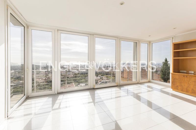 Foto 387f0c37-21a6-48d7-8dde-fdc618d05104. Casa  de diseño y luminosidad con impresionantes vistas a la ciudad en Barcelona