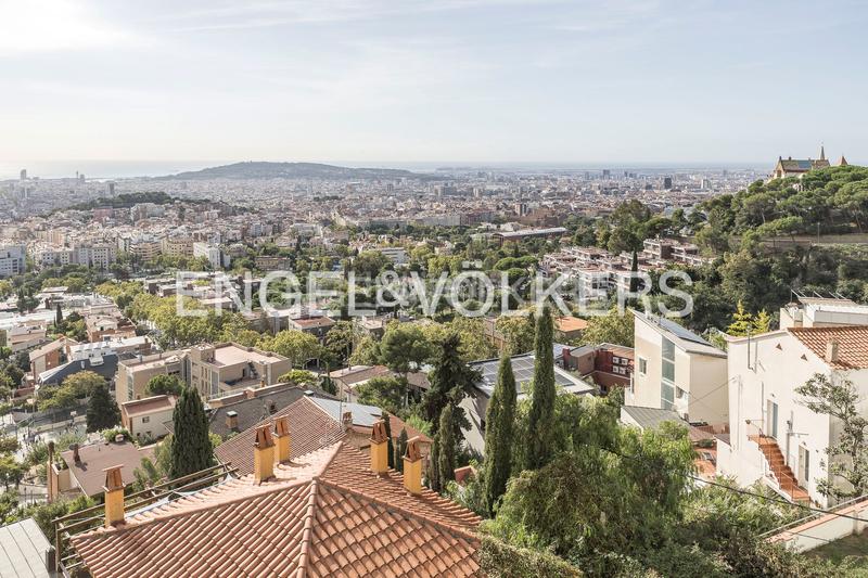Foto 3935f1a6-887f-4ac2-abd5-03984897e308. Casa  de diseño y luminosidad con impresionantes vistas a la ciudad en Barcelona