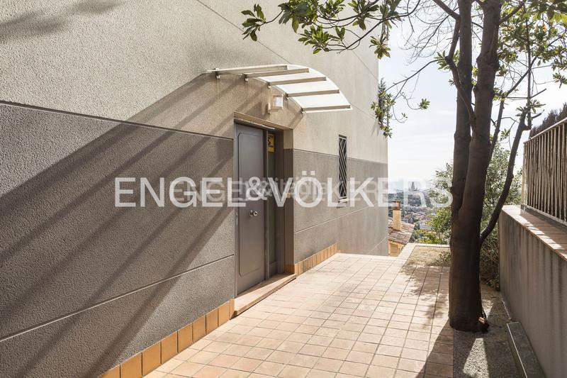 Foto 3b2c0ac6-5a50-485c-aa36-2fb9912d905d. Casa  de diseño y luminosidad con impresionantes vistas a la ciudad en Barcelona