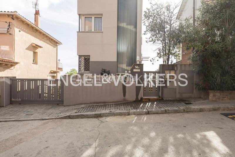 Foto 3e75dd28-48f4-409d-8fc3-a5ae90e932fc. Casa  de diseño y luminosidad con impresionantes vistas a la ciudad en Barcelona