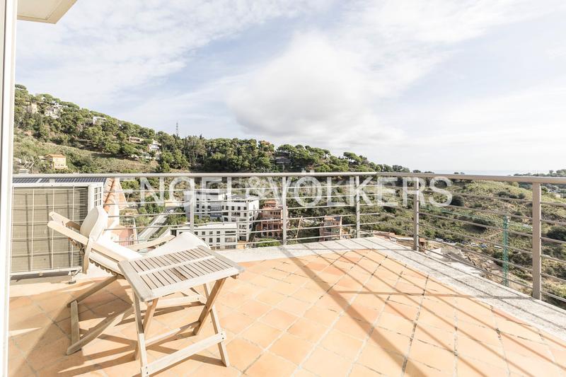 Foto 41679ade-0b92-4377-883b-868b7e40611a. Casa  de diseño y luminosidad con impresionantes vistas a la ciudad en Barcelona