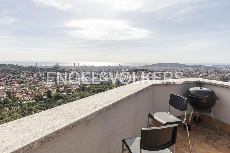 Foto 44990a79-63fb-4d1f-af13-b7248c863873. Casa  de diseño y luminosidad con impresionantes vistas a la ciudad en Barcelona