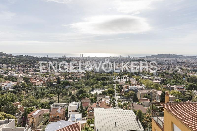 Foto 44a48f63-d7d0-4be7-854a-ca56f3dfe273. Casa  de diseño y luminosidad con impresionantes vistas a la ciudad en Barcelona