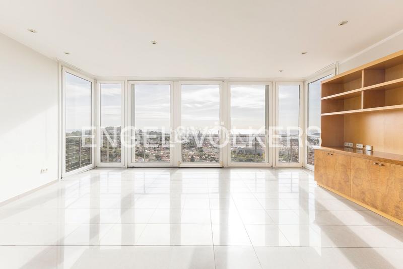 Foto 484ca6e9-63ff-42e1-85b8-1507aa1867d9. Casa  de diseño y luminosidad con impresionantes vistas a la ciudad en Barcelona