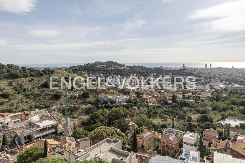 Foto 529f36b9-0b86-4777-b836-5b2efccb1650. Casa  de diseño y luminosidad con impresionantes vistas a la ciudad en Barcelona