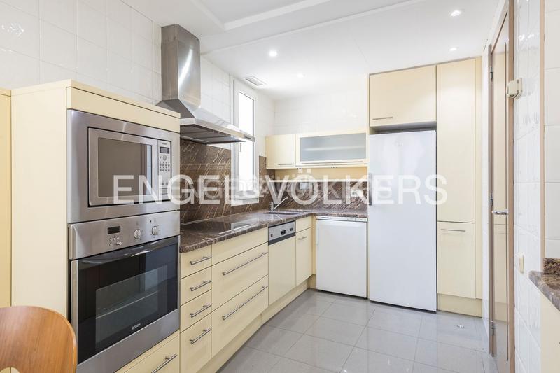 Foto 5452f4f1-69ce-48ea-b106-911a8b1e0ef9. Casa  de diseño y luminosidad con impresionantes vistas a la ciudad en Barcelona