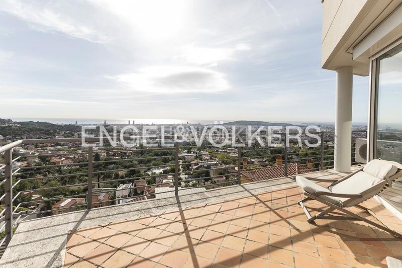 Foto 59fc52ee-2fe1-4070-a8b1-96ddde64ea54. Casa  de diseño y luminosidad con impresionantes vistas a la ciudad en Barcelona