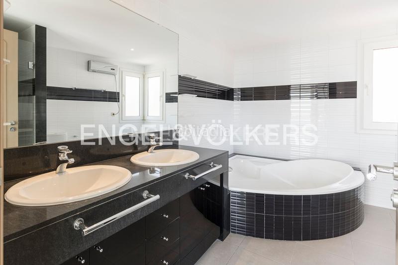 Foto 5a4aebf3-4375-460f-bca5-56a3f2330738. Casa  de diseño y luminosidad con impresionantes vistas a la ciudad en Barcelona