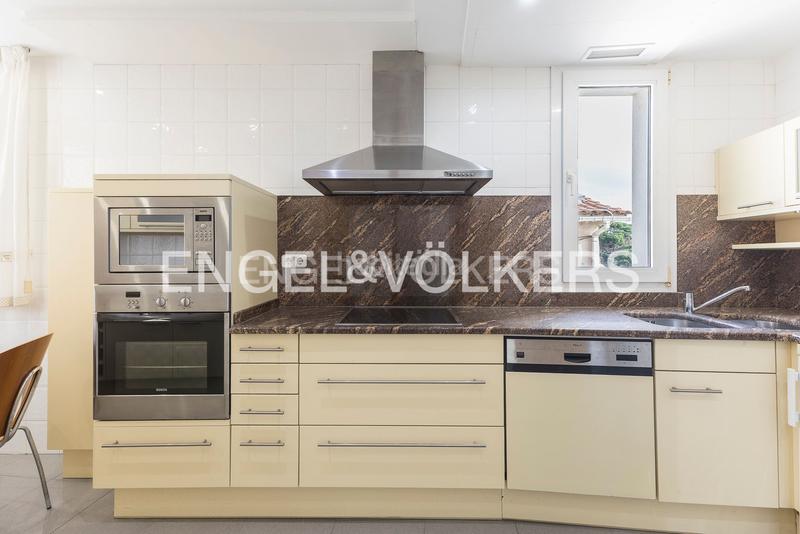 Foto 5ade37d8-aa3b-40ed-bb6f-940177abae22. Casa  de diseño y luminosidad con impresionantes vistas a la ciudad en Barcelona