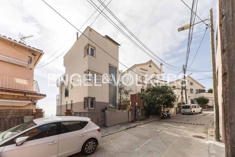 Foto 5b9ff714-d176-4da3-bff8-958d0ce13601. Casa  de diseño y luminosidad con impresionantes vistas a la ciudad en Barcelona