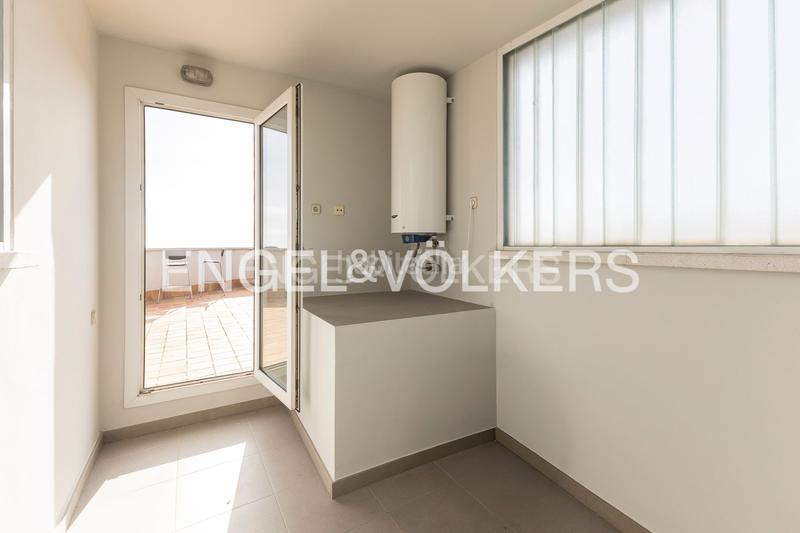 Foto 623c129b-e52f-4aa3-8dfc-f05ccd34c29d. Casa  de diseño y luminosidad con impresionantes vistas a la ciudad en Barcelona