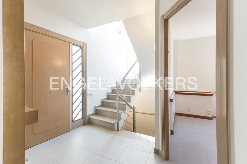 Foto 62ff0cbb-e470-4329-bbab-e442a1286b7d. Casa  de diseño y luminosidad con impresionantes vistas a la ciudad en Barcelona