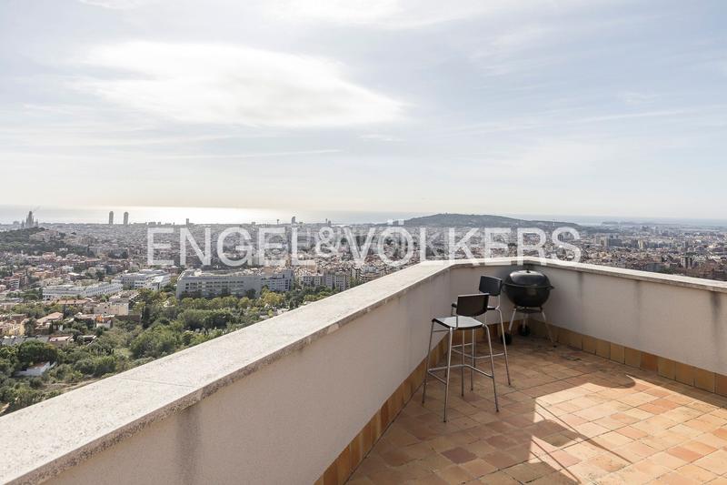 Foto 671e34d4-afa5-49b3-85cb-441acb51399f. Casa  de diseño y luminosidad con impresionantes vistas a la ciudad en Barcelona