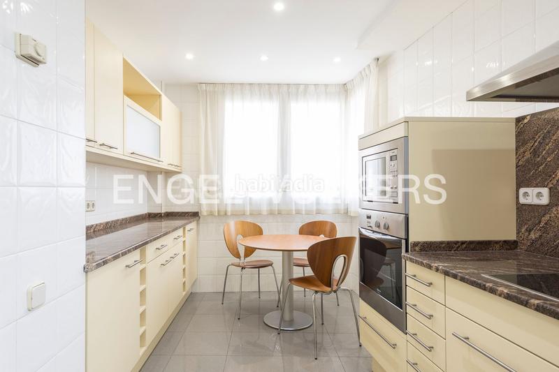 Foto 68add2be-819a-4684-b7db-b721bd15cdbc. Casa  de diseño y luminosidad con impresionantes vistas a la ciudad en Barcelona