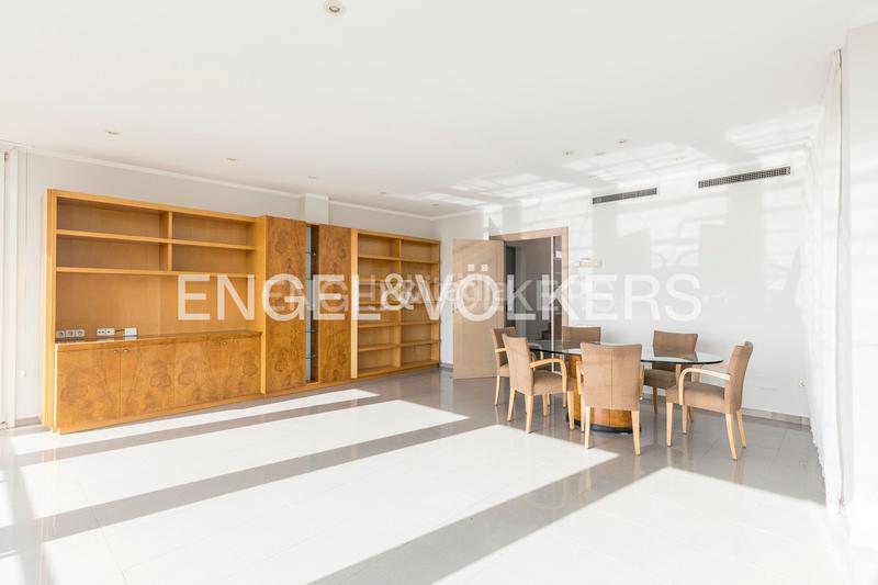 Foto 7606844b-4200-4c73-8610-8a0ba3a4effd. Casa  de diseño y luminosidad con impresionantes vistas a la ciudad en Barcelona