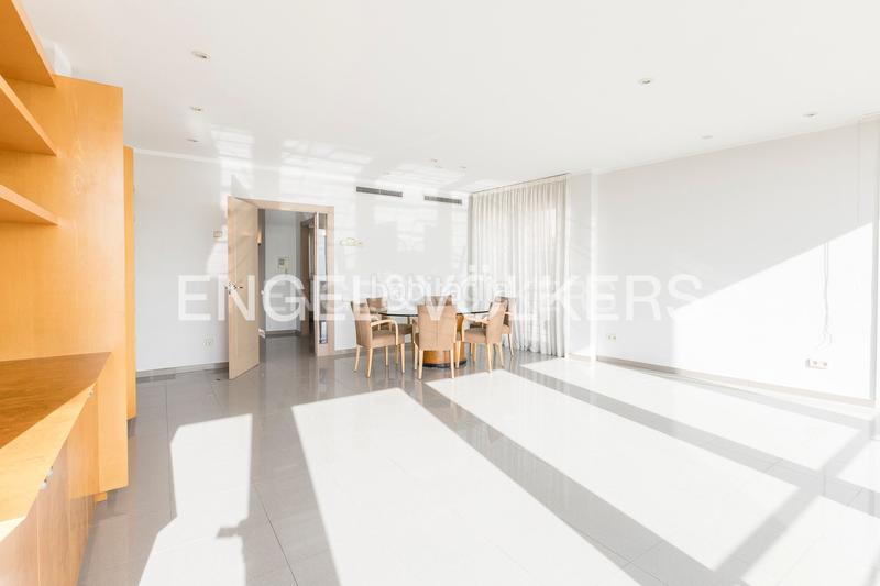 Foto 79cecc9b-47ec-4fa2-afc7-c9ef34684469. Casa  de diseño y luminosidad con impresionantes vistas a la ciudad en Barcelona