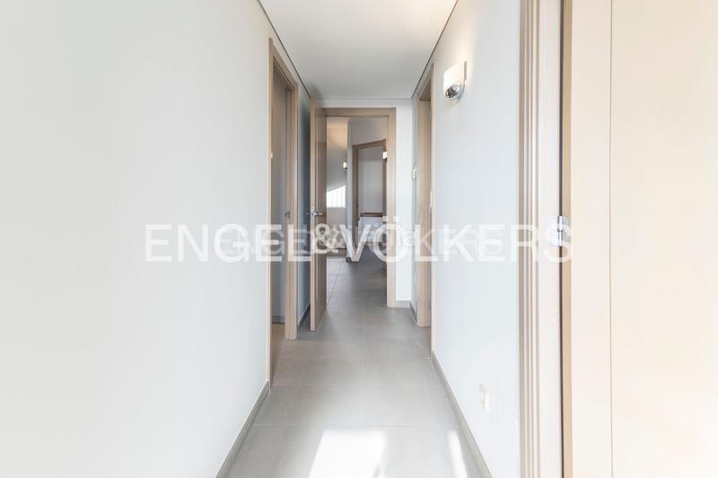 Foto 7ac0f8c9-92cc-493d-ab07-edd5f309cf85. Casa  de diseño y luminosidad con impresionantes vistas a la ciudad en Barcelona