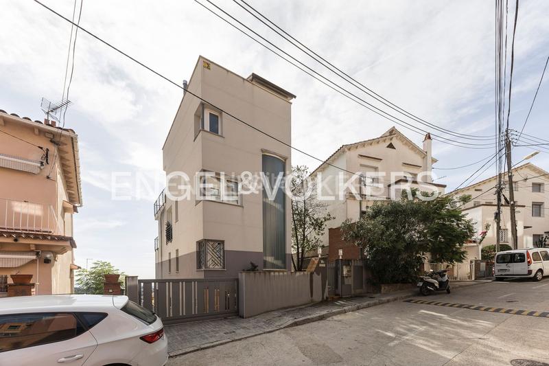 Foto 8151f668-aba3-417d-819a-9fd353bf218f. Casa  de diseño y luminosidad con impresionantes vistas a la ciudad en Barcelona