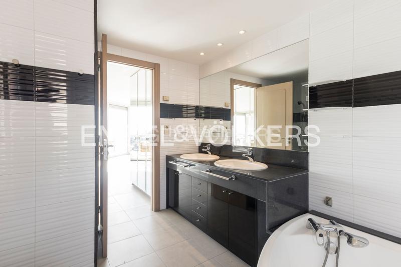 Foto 84308124-33e3-4aaf-bd9b-88424f4db49b. Casa  de diseño y luminosidad con impresionantes vistas a la ciudad en Barcelona