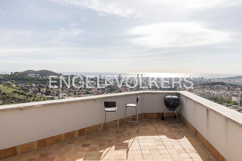 Foto 844d1a7d-565b-43e8-a096-bbf7c2315f90. Casa  de diseño y luminosidad con impresionantes vistas a la ciudad en Barcelona