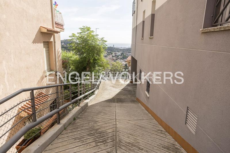 Foto 92603f9c-cf45-4c86-b15a-969c910c47a1. Casa  de diseño y luminosidad con impresionantes vistas a la ciudad en Barcelona