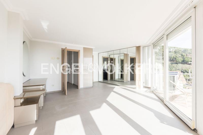 Foto 97946da2-4b78-41d3-b1bd-b02db009b17e. Casa  de diseño y luminosidad con impresionantes vistas a la ciudad en Barcelona