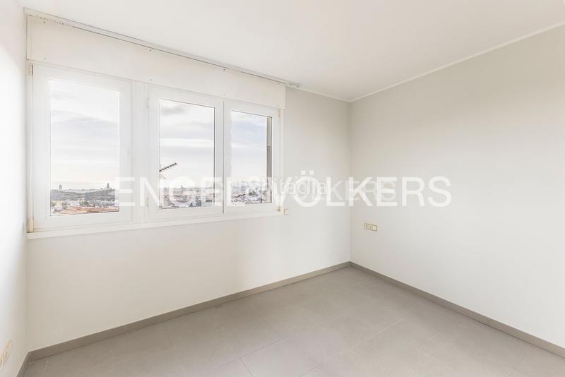 Foto 9be70e48-dea5-491f-ad1f-08333f8caf9b. Casa  de diseño y luminosidad con impresionantes vistas a la ciudad en Barcelona