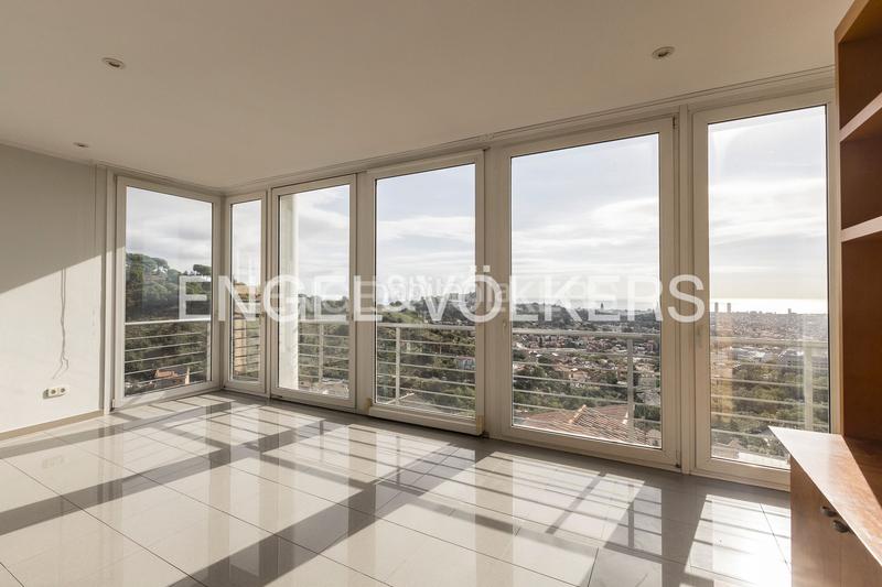 Foto a14f96f1-1f95-4994-935b-33a668ba3ced. Casa  de diseño y luminosidad con impresionantes vistas a la ciudad en Barcelona