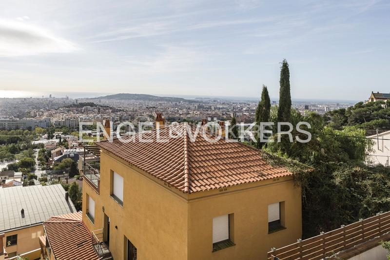 Foto a7afb525-a2e9-4c56-b027-e38b3f29e757. Casa  de diseño y luminosidad con impresionantes vistas a la ciudad en Barcelona