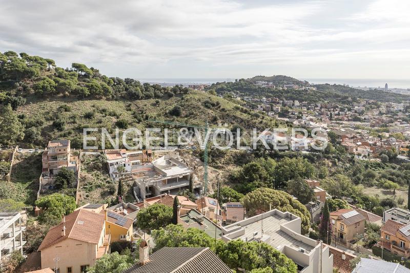 Foto b0579e2e-f9d6-4454-a8cf-205e8e5f87f0. Casa  de diseño y luminosidad con impresionantes vistas a la ciudad en Barcelona