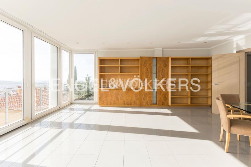 Foto b3aa75f4-c661-4d53-8563-788dfa199e3a. Casa  de diseño y luminosidad con impresionantes vistas a la ciudad en Barcelona