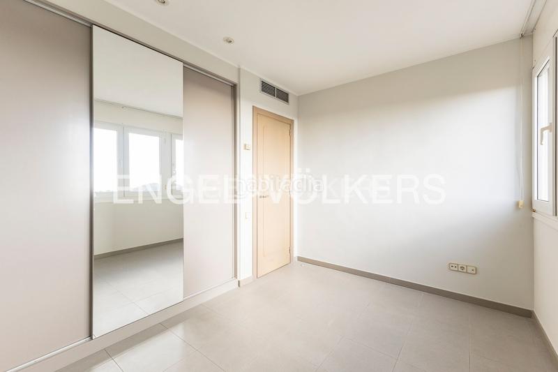 Foto b5c6db33-9545-44c3-b9c3-813a75fa7aef. Casa  de diseño y luminosidad con impresionantes vistas a la ciudad en Barcelona