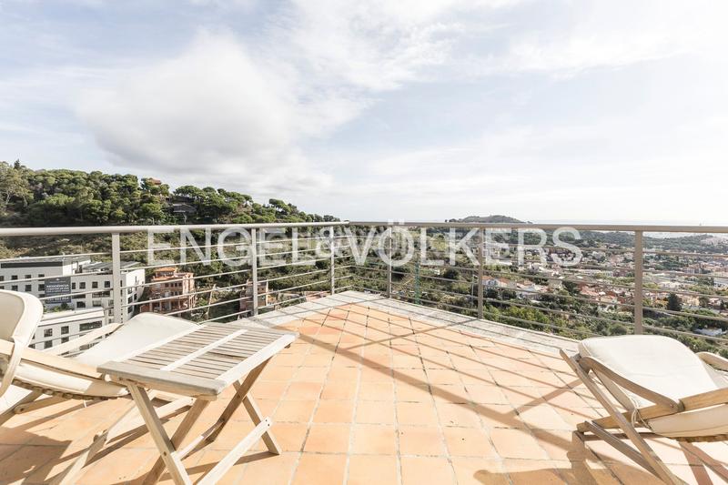 Foto b762a439-2141-40df-b826-3760e8d89f76. Casa  de diseño y luminosidad con impresionantes vistas a la ciudad en Barcelona