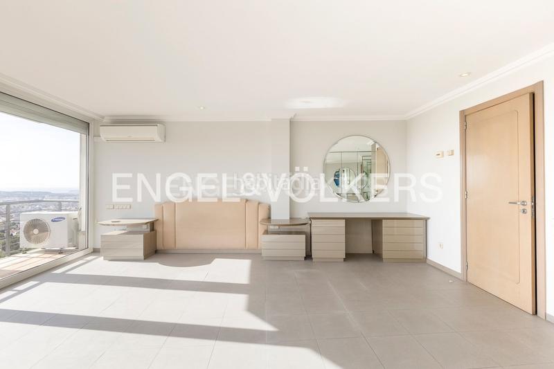 Foto c40651c0-cdd4-484c-9879-09d1472cca0d. Casa  de diseño y luminosidad con impresionantes vistas a la ciudad en Barcelona