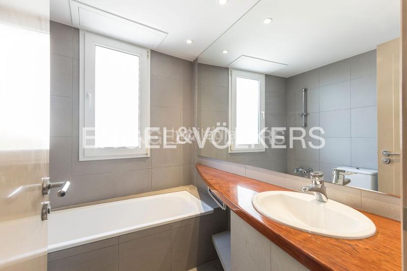 Foto c9304e9c-5f1c-4268-97e9-d2ce4ee6c10c. Casa  de diseño y luminosidad con impresionantes vistas a la ciudad en Barcelona