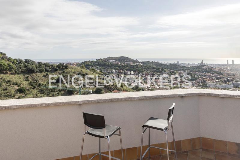 Foto d467caff-8621-4999-9716-a3539c2e5798. Casa  de diseño y luminosidad con impresionantes vistas a la ciudad en Barcelona