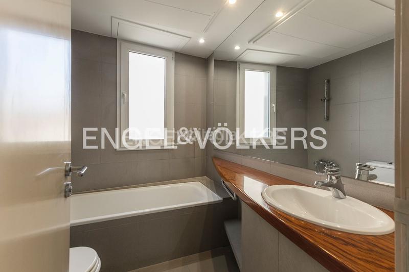 Foto d7e1fd18-7198-4f57-9f80-905cb3d339cc. Casa  de diseño y luminosidad con impresionantes vistas a la ciudad en Barcelona