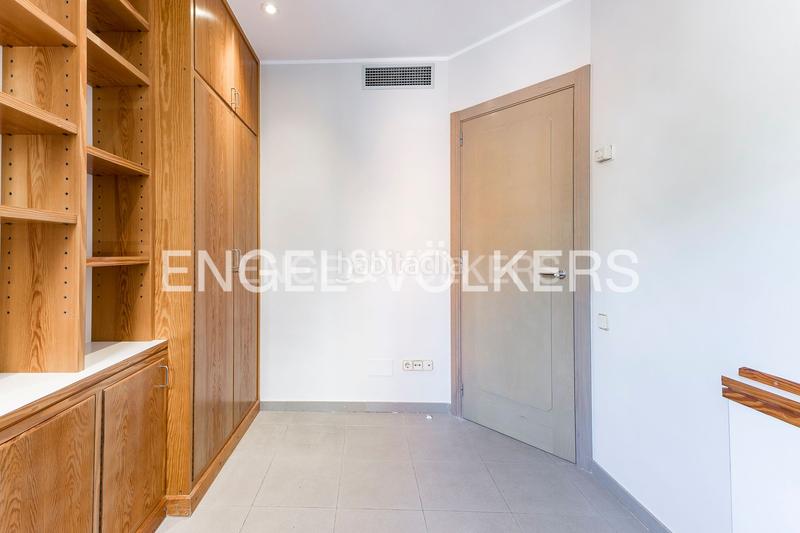 Foto d9b67448-da33-4998-8281-4410c3177256. Casa  de diseño y luminosidad con impresionantes vistas a la ciudad en Barcelona