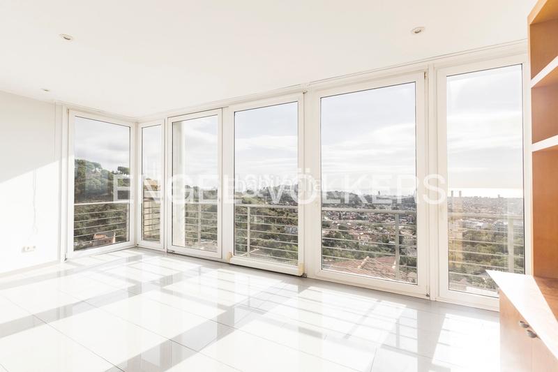 Foto dfc734cc-8301-4f30-a460-0c4a20b9d211. Casa  de diseño y luminosidad con impresionantes vistas a la ciudad en Barcelona