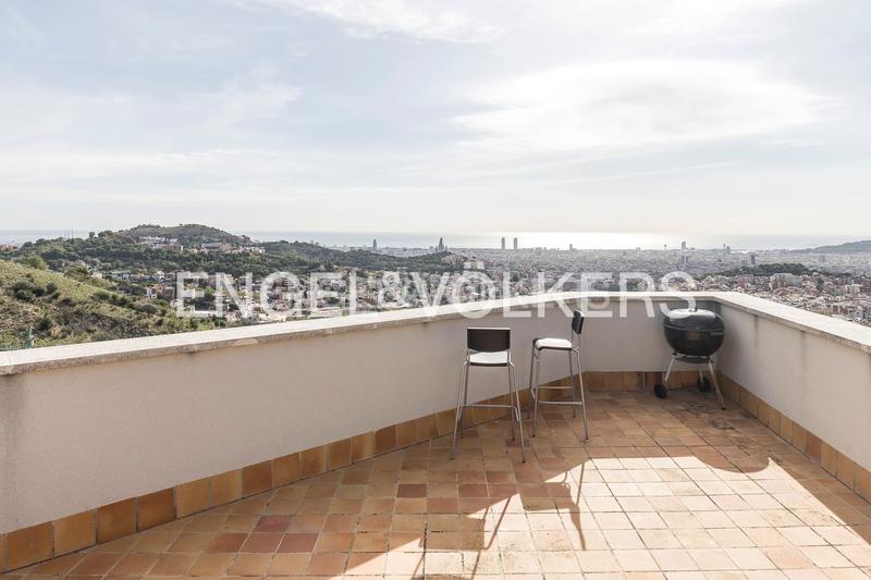 Foto eaaf75c5-ec0c-4716-877d-fc1a4acb4234. Casa  de diseño y luminosidad con impresionantes vistas a la ciudad en Barcelona