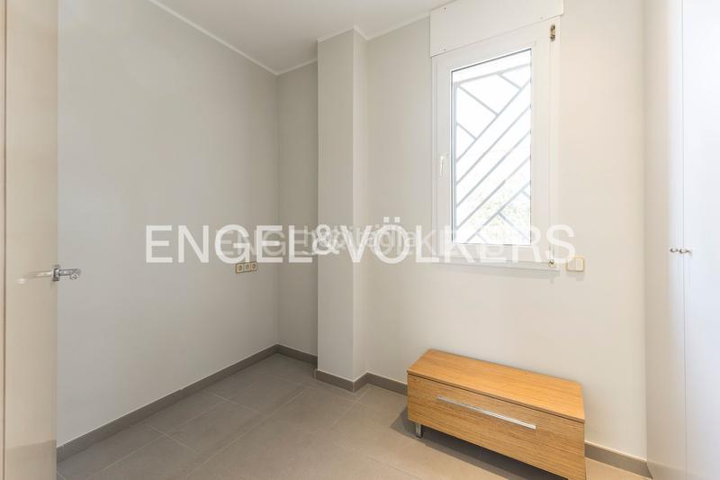 Foto eda8aa7d-9ae2-470e-b385-4d0d19e463d6. Casa  de diseño y luminosidad con impresionantes vistas a la ciudad en Barcelona