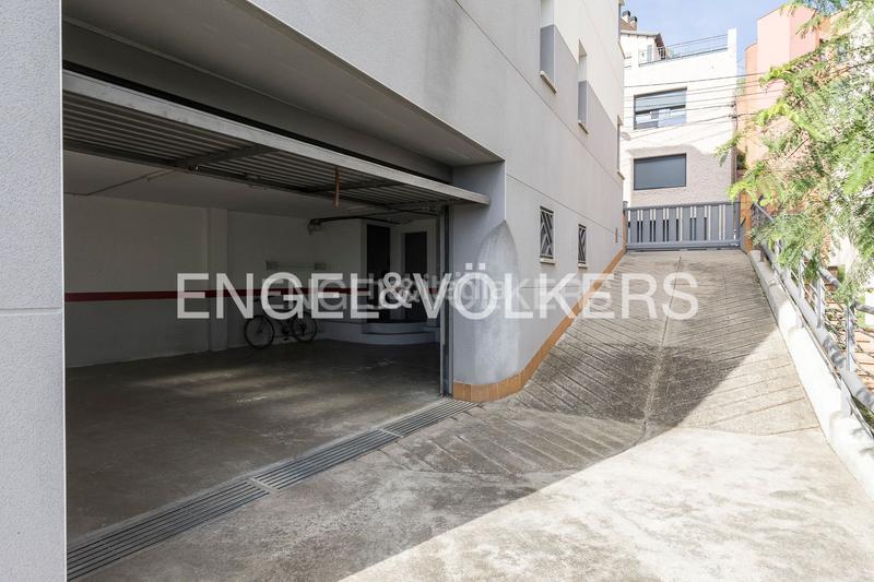 Foto f1a89574-0baf-4d0f-b68a-195847b5ed66. Casa  de diseño y luminosidad con impresionantes vistas a la ciudad en Barcelona