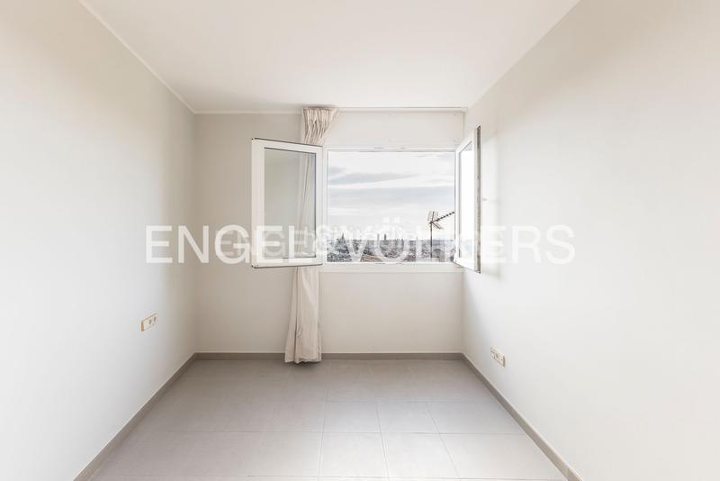 Foto f42ec634-fc82-4125-9559-41d85a54b3e7. Casa  de diseño y luminosidad con impresionantes vistas a la ciudad en Barcelona