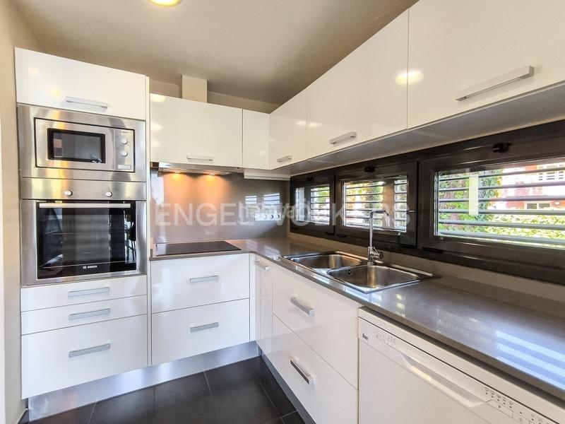 Foto 1561fcbf-9e90-4bcb-8502-1bf1faf01bde. Alquiler apartamento piso con terraza y piscina en zona alta en Barcelona