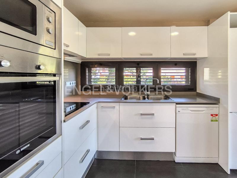 Foto 3d6c5018-0c00-453a-8032-02f2612e61be. Alquiler apartamento piso con terraza y piscina en zona alta en Barcelona