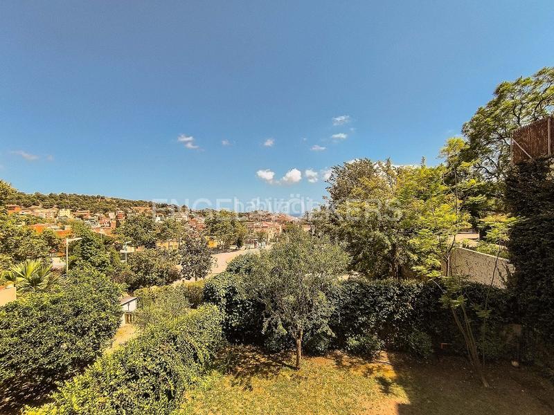 Foto 40edf42d-1ca9-4f80-ad12-bdb6f5f5aa94. Alquiler apartamento piso con terraza y piscina en zona alta en Barcelona