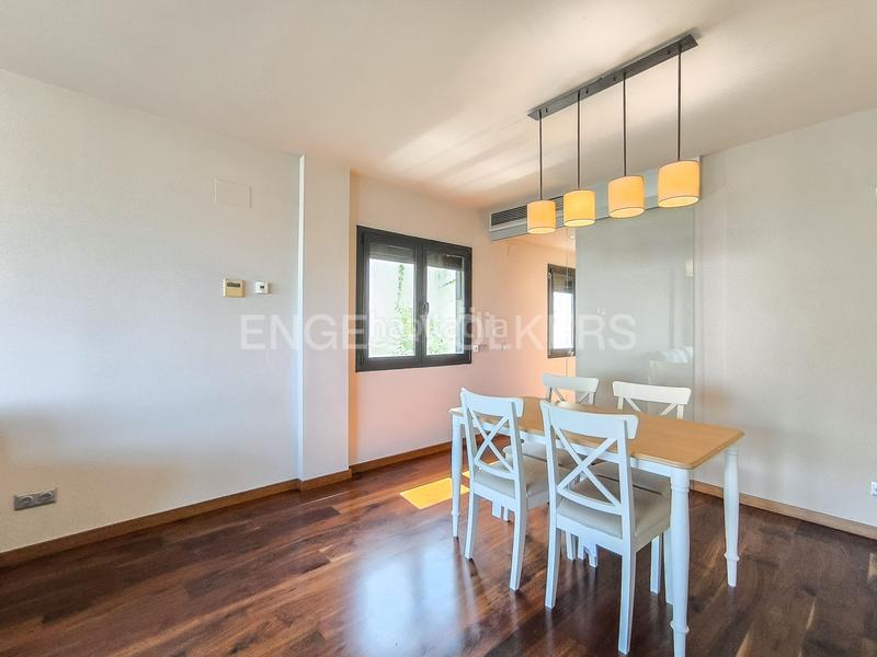 Foto 4c00264e-5ef7-4b70-b9a8-a9bee08c91b5. Alquiler apartamento piso con terraza y piscina en zona alta en Barcelona