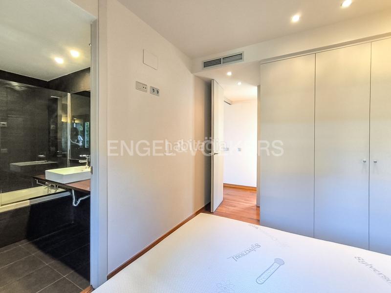 Foto 8107c268-2917-4212-933b-d18b9150e140. Alquiler apartamento piso con terraza y piscina en zona alta en Barcelona