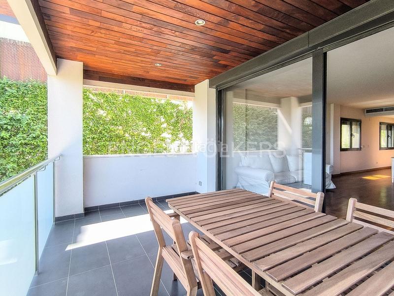 Foto 8d839efc-608b-4ae7-90e4-9e096ac15d63. Alquiler apartamento piso con terraza y piscina en zona alta en Barcelona