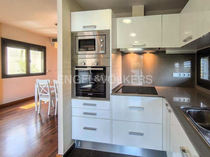 Foto bbd7aff5-cb46-4411-8eaa-e7cada37e00b. Alquiler apartamento piso con terraza y piscina en zona alta en Barcelona